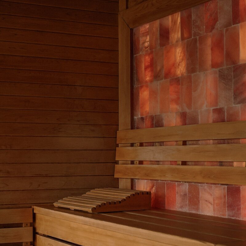 sauna avec mur rose et orange
