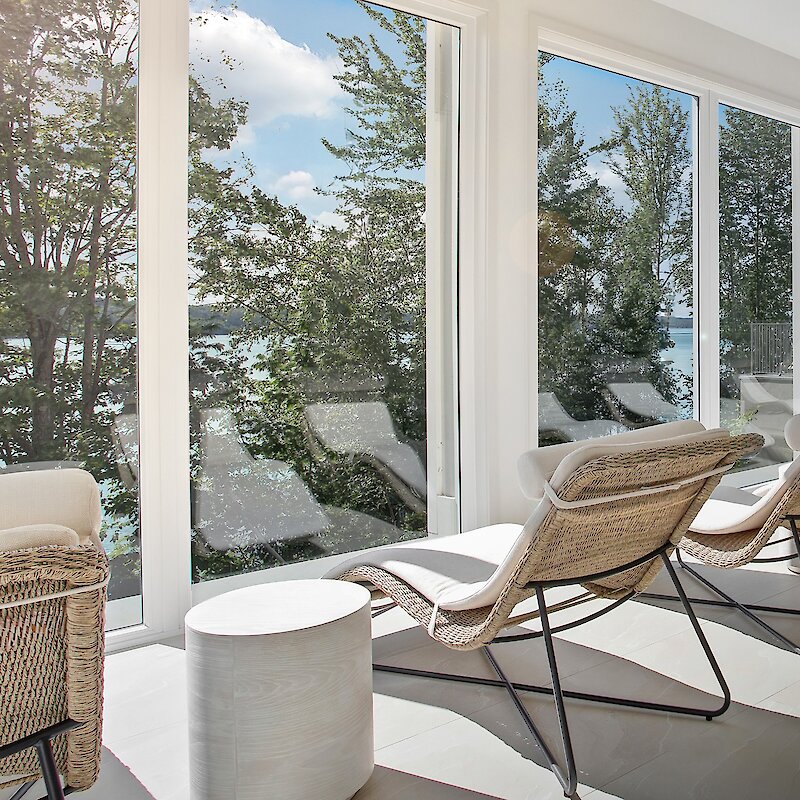 Salle de détente avec vue sur le lac