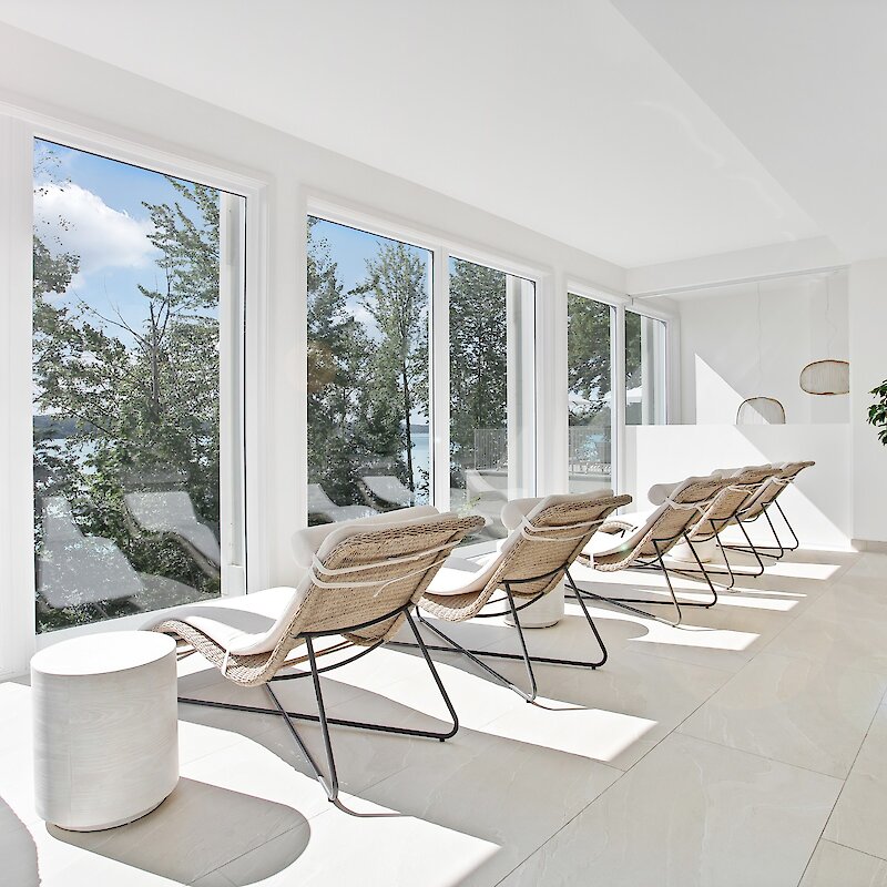 A relaxation room with direct view on a lake