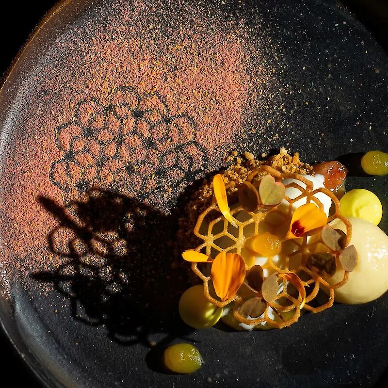 Un repas sur une assiette dans un restaurant