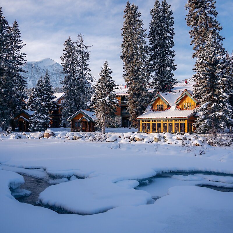 Un magnifique propriété sous la neige et au bord d'une rivière