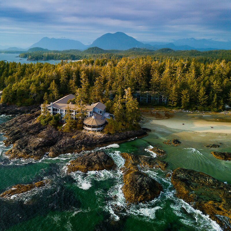 Vue aérienne d'un hôtel au bord de l'océan